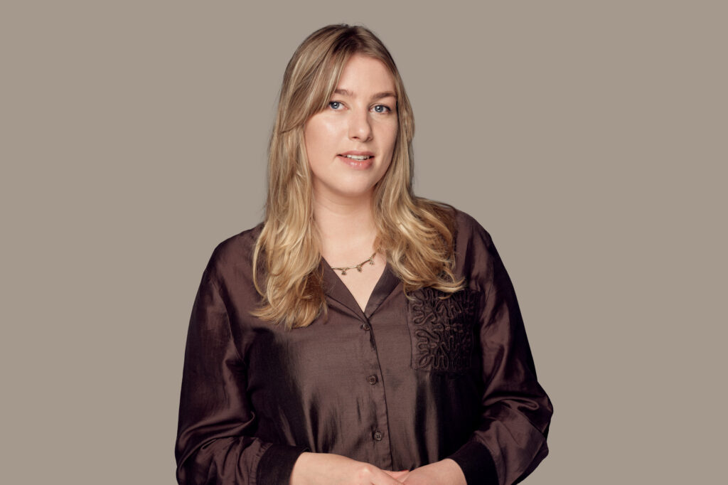 Jeanice- Portretfoto - website 300 dpi - 2560x1760 - Khaki