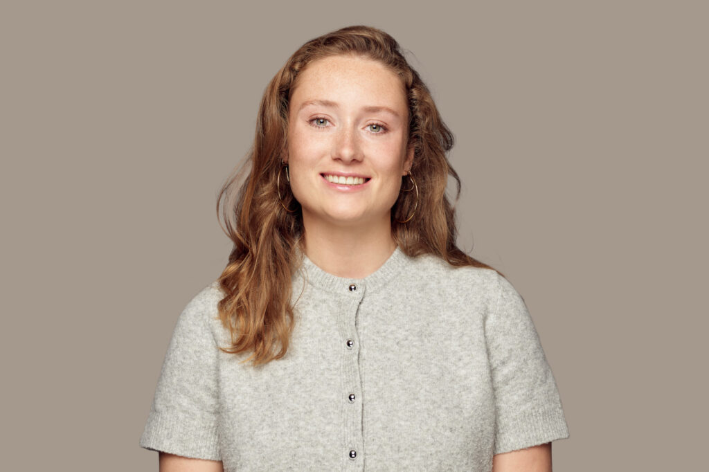 Portretfoto - website 300 dpi - 2560x1760 - Kim - Khaki